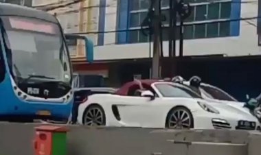 Viral Pengemudi Porsche Boxter Terobos Jalur Bus Transjakarta dan Minta Mundur