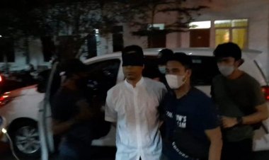 Wow! Mata Ditutup Tangan Diborgol, Polisi Sebut Soal Munarman Sesuai SOP Tangkap Tersangka Teroris