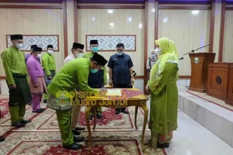 Bupati Masnah Kukuhkan Pejabat Eselon III &IV di Setda Muarojambi