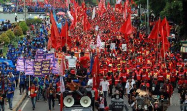 Aksi Unjuk Rasa, Buruh Tagih THR dan Minta Cabut UU Ciptaker