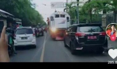 Viral Mobil Halangi Kereta Api, Netizen: Suruh Mundur Keretanya Woy, Mobil Pejabat Mau Lewat!