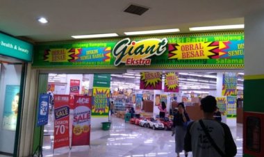 Viral! Tangis Haru Karyawan Saat Giant Ditutup: Sedih Sih Sebenarnya, Tapi Hidup Kita Masih Terus Berjalan