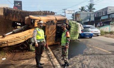 Tak Kuat Nanjak, Truck Pengangkut Alat Berat Terbalik di Muarojambi