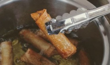 Viral! Gorengan Dibungkus Kertas Rekening Koran dari Bank Ternama....