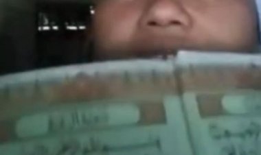 Viral Video Perempuan Hina dan Injak-injak Alquran: Lihat Ya, Ini Terbuat dari Kotoran....