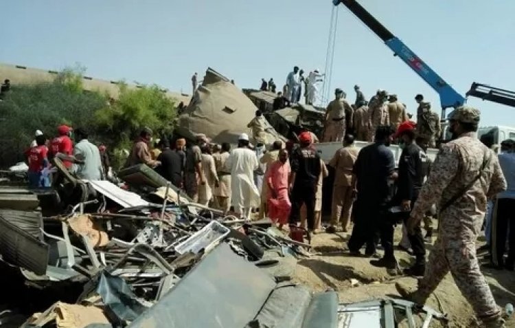 Begini Penampakan Tabrakan Dua Kereta Mengerikan di Pakistan Tewaskan 32 Penumpang