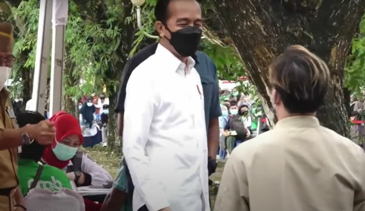 Momen Jokowi Pakaikan Jaket Miliknya ke Pemuda Saat Vaksinasi