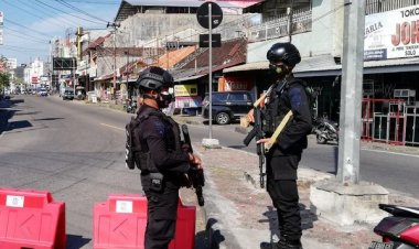 Penyekatan Jalan di Solo, Anggota Brimob Jaga Gunakan Senjata Api