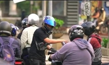 Viral Aksi Pria Bermotor Bagi-bagi Duit Saat PPKM Darurat, Siapakah Dia?