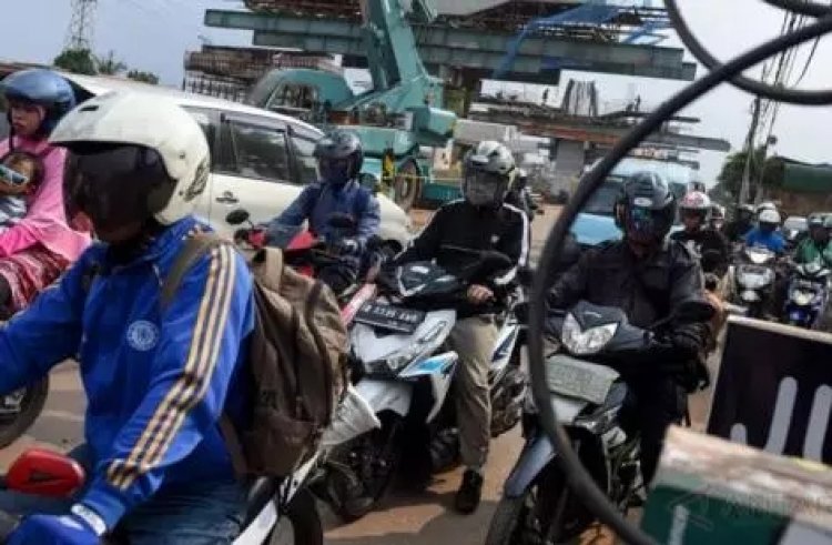 Pria Paruh Baya Ini Ngomel-Ngomel ke Kapolres Bekasi, Gegara Terlalu Lama Tertahan Penyekatan