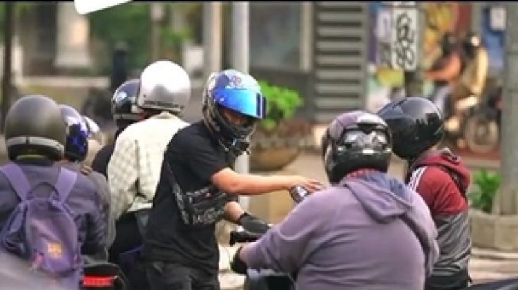 Viral Aksi Pria Bermotor Bagi-bagi Duit Saat PPKM Darurat, Siapakah Dia?