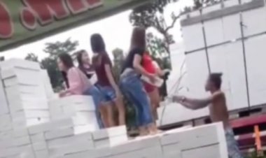 Heboh! Pemandu Karaoke Jadi Kuli Bangunan, Netizen: Yang Penting Ada Penghasilan