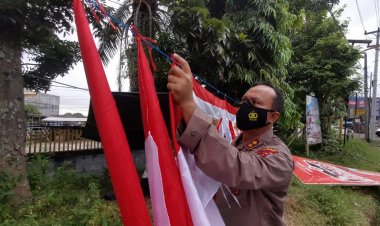 Pedagang Ini Terharu, Kapolres Bungo Langsung Borong Dagangan Penjual Bendera Merah Putih