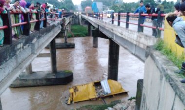Diduga Rem Blong, Truk Sukiman Tabrak Jembatan dan Terjun Bebas ke Sungai 30 Meter