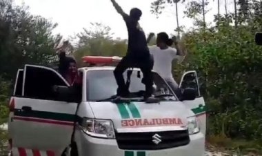 BIKIN HEBOH! Kelakuan Mahasiswa Lagi KKN Ini Joget-Panjat Ambulans: Ayo, Ayo, Ayo, Hancur Mobil Orang