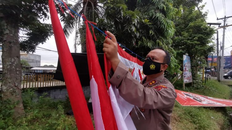 Pedagang Ini Terharu, Kapolres Bungo Langsung Borong Dagangan Penjual Bendera Merah Putih