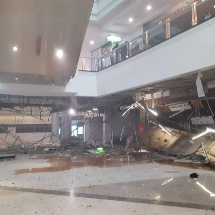 BRAAK!...Atap Plafon Mall Margo City Ambruk, Polisi: Tidak Ada Ledakan