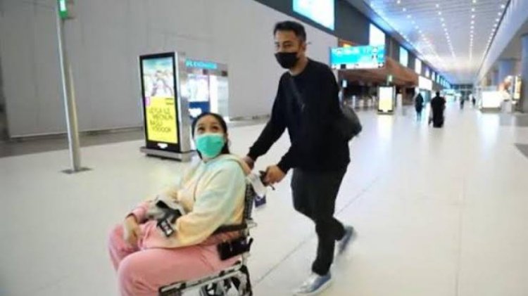 Duh! Setianya Raffi Ahmad Saat Dorong Kursi Roda Nagita Slavina, Netizen: Mama Gigi Adalah Pawang Buaya Sesungguhnya