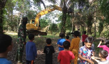 Satgas TMMD di Tebo Berikan Kisah Dongeng ke Anak-anak yang lagi Nonton Pekerjaan Alat Berat