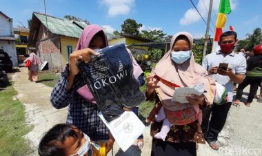 Kunker ke Desa Tritih Lor Cilacap, Jokowi Bagi-bagi Masker dan Kaus, Warga: Nggak Nyangka!