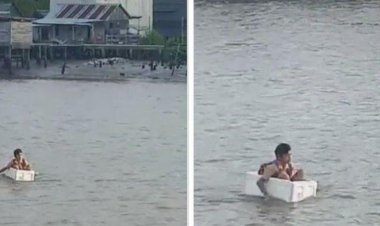 Viral! Video Bocah Seberang Sungai Gunakan Kotak Styrofoam Demi Bersekolah