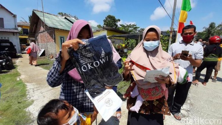Kunker ke Desa Tritih Lor Cilacap, Jokowi Bagi-bagi Masker dan Kaus, Warga: Nggak Nyangka!