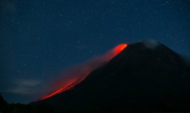 Gunung Merapi Luncurkan Guguran Lava Pijar sejauh Satu Kilometer