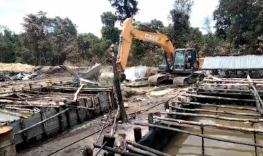 Sudah Hangus Terbakar, Gudang Minyak Ilegal di Muarojambi Ini Malah Diratakan Tim Gabungan