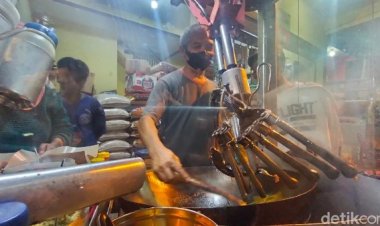 HEBOH! Pedagang Nasi Goreng Ini Dibantu Robot, dan Viral di Medsos