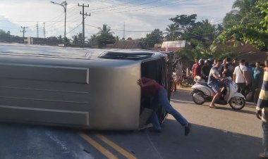Pulang Bertanding, Mobil Kesebelasan Persikota Sungaipenuh Terbalik di Bangko, Belasan Orang Dilarikan ke RSUD