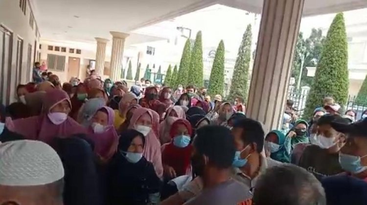 Kerumunan Warga Antre Bantuan Kesejahteraan di Bank Dibubarkan Satpol PP Kota Jambi