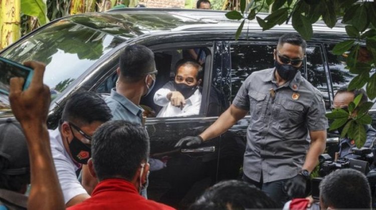 Jokowi Sempat Dorong Mobil karena Tak Kuat Menanjak: Pak Suli yang di Dalam sama Ibu, Saya yang Mendorong!