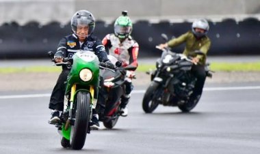 Mirip Pembalap Profesional, Jokowi Jajal Sirkuit Mandalika