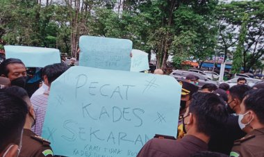 Sadis, Kades Koto Renah Tak Bayar Gaji Perangkat Desa Selama 2 Tahun, Warga Demo Kejari Merangin