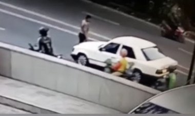 Viral! Sekuriti Ditabrak Mobil Sedan, Sopir Mobil Dipukul Usai Dikejar