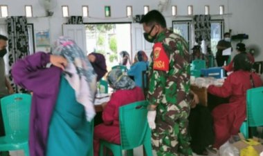 Tetap Bersinergi, Babinsa dan Nakes di Wirotho Agung, Tebo-Jambi Jemput Bola Vaksinasi