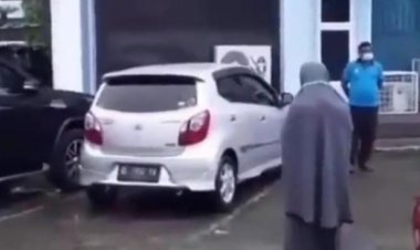 Viral! Emak-emak Sholat di Depan Gereja, Begini Kata Polisi