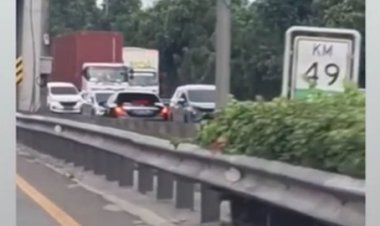 Viral! Mobil Mercy Lawan Arah di Tol Cikunir Hingga Tabrak Mobil Lain
