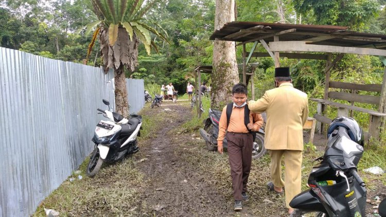 Sekolahnya Ditutupi Pagar Seng oleh Warga, Pelajar SDN 135 Kota Jambi Ini Kesulitan Masuk