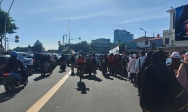 Polisi Bubarkan Massa 212 di Depan Gedung Dakwah Muhammadiyah Menteng, Massa: Wooo Panik...Panik!