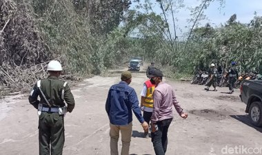 Suara Bleduk 'Petir' dari Gunung Semeru Bikin Paspampres Jokowi Terkaget-kaget
