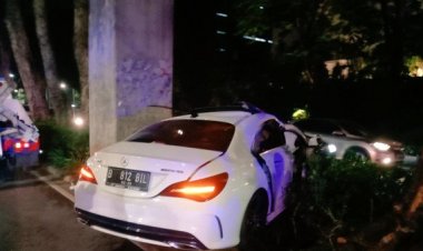 Mobil Mercy Tabrak Trotoar & Pohon di Senayan, Wanita Muda Tewas