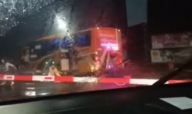 HEBOH! Bus Terjebak di Rel Kereta Api, Penumpang Lari Tunggang Langgang