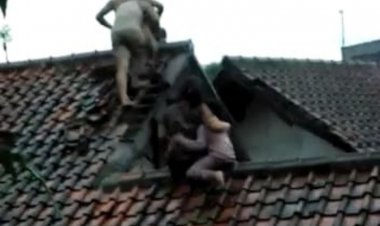 Viral! Video Korban Banjir di Sumedang Panik Naik Genteng Rumah Selamatkan Diri