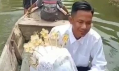 Banjir Tak Jadi Masalah! Viral Pengantin Naik Perahu Saat Banjir Menerjang