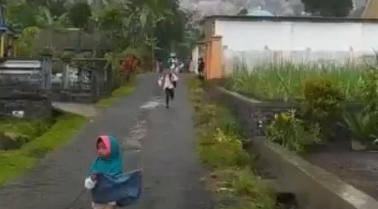 Ini Dia Anak yang Viral Saat Berlarian Menghindari Awan Panas Gunung Semeru, Begini Nasibnya....
