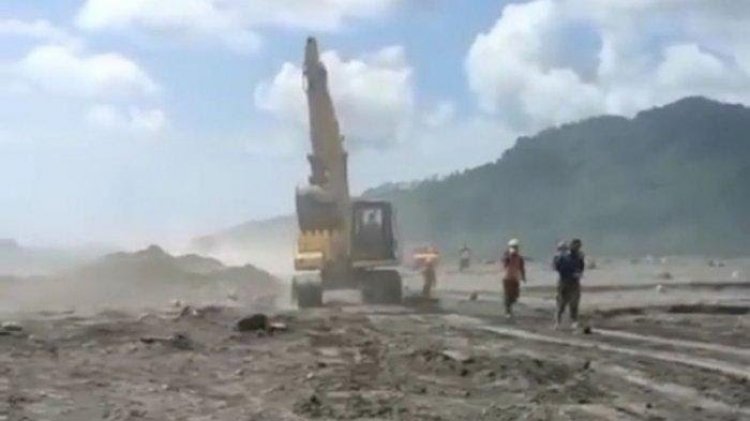 Viral! Relawan di Gunung Semeru Panik Berlarian saat Awan Panas Turun.....