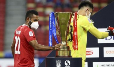 Gagal Maning! Momen Striker Indonesia Yabes Roni "Gigit Jari" Hanya Bisa Pegang Piala AFF 2020