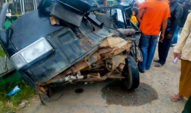 Tabrak Mobil Parkir di Jalan, Carry Pickup Ini Ringsek Berat