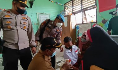 Agar Mau Divaksin, Polsek Sungaigelam Muarojambi Berikan Bingkisan untuk Anak-anak